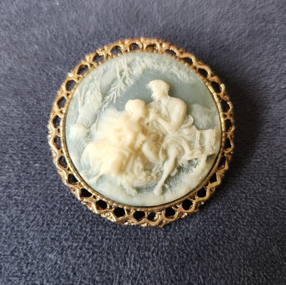 Resin Cameo Brooch Vintage Cameo Jewelry Costume Jewelry Man Women - Picture 1 of 3
